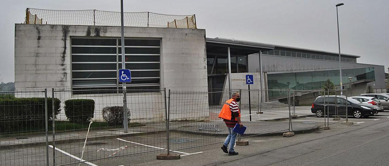 El polideportivo de El Berrón, ayer, protegido por vallas de seguridad. | A. I.