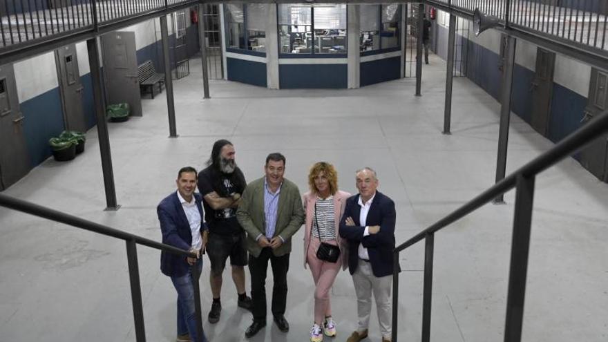 Visita del conselleiro de Cultura, Román Rodríguez, a la nave de la fábrica de armas en la que se recrea una cárcel. |   // LA OPINIÓN