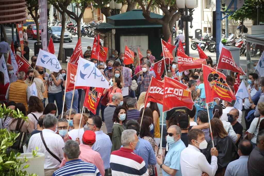 Trabajadores y sindicatos del BBVA protestan en Alicante contra el ERE