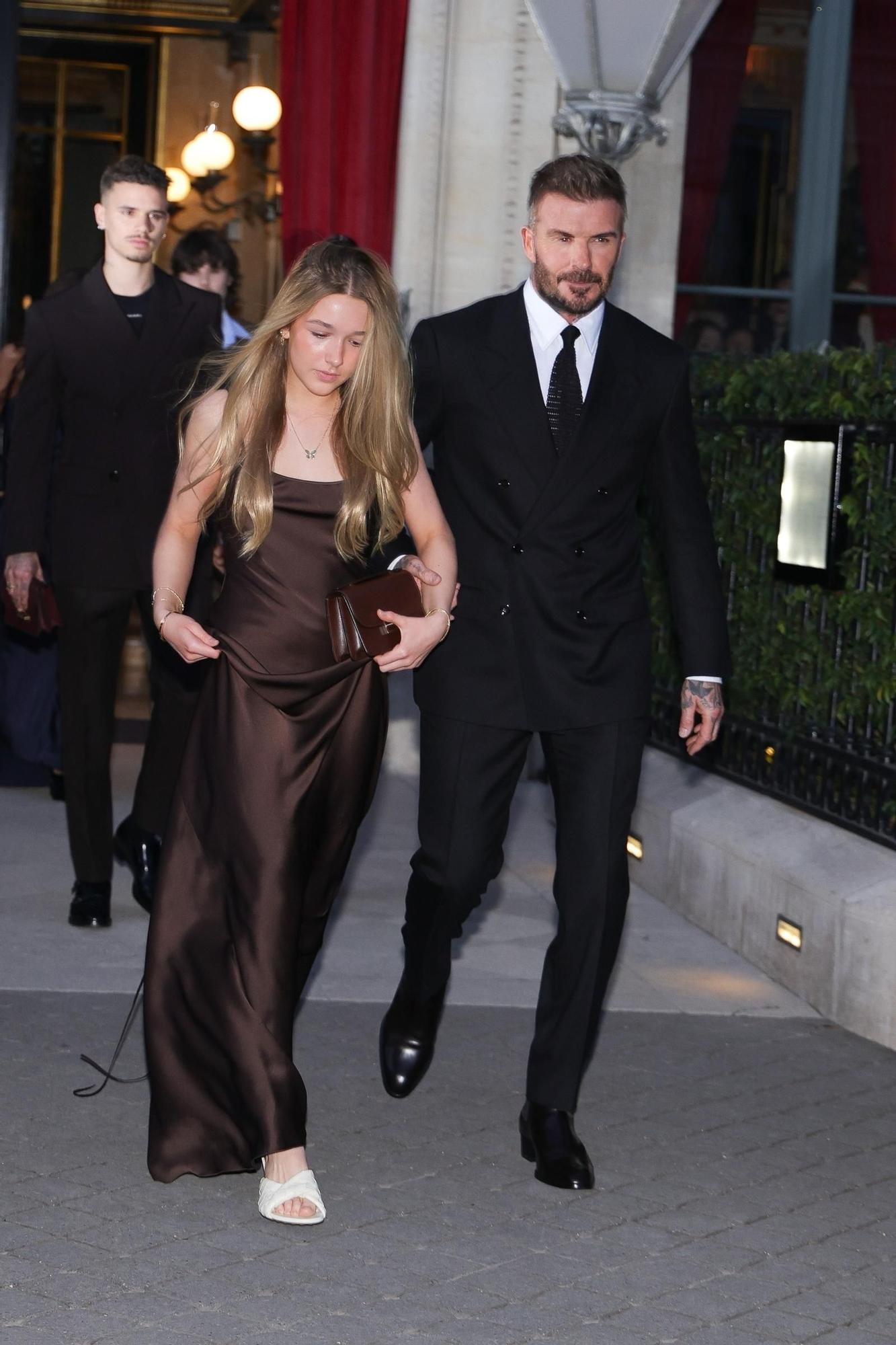 Harper Beckham con vestido satinado