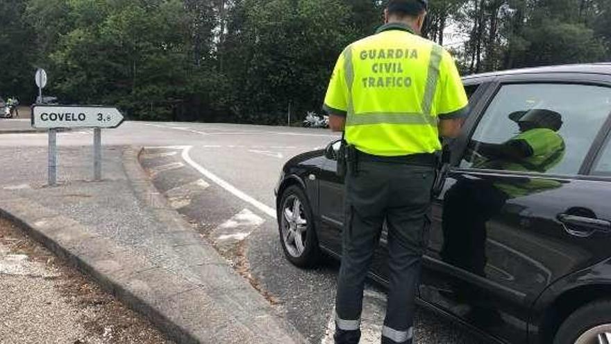 Control de la Guardia Civil de Tráfico en Covelo. // D.P.