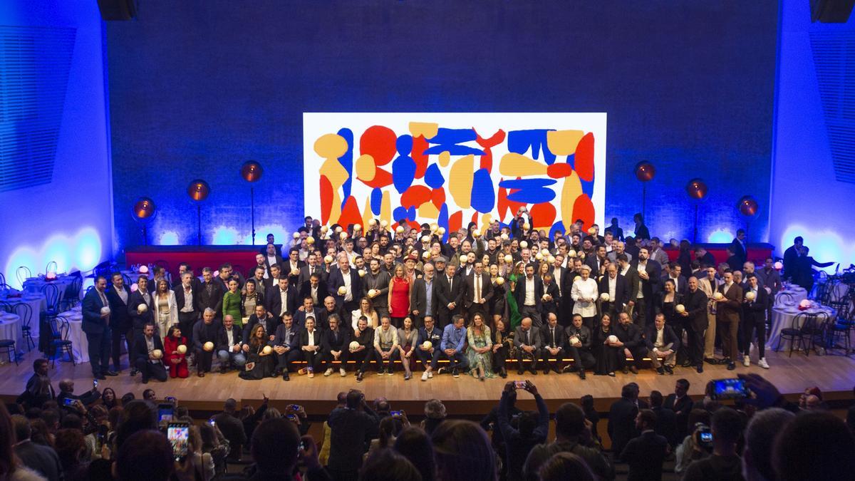 Foto de familia de los premiados e invitados a la gala Soles Repsol en el ADDA.