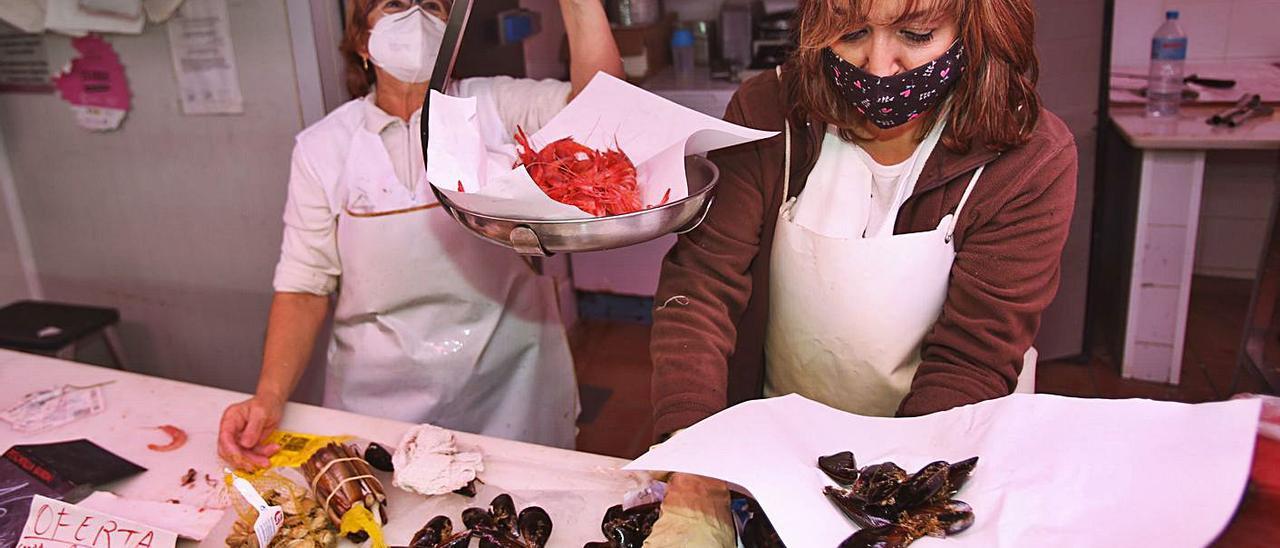 Uno de los puestos del Mercado Central de Alicante que vende la gamba roja de bahía. |