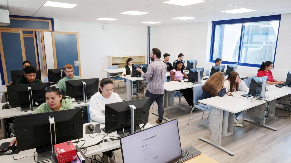 Un clase de FP de Adultos en el EPAPU Berbés este curso