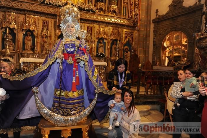 Los niños pasan por el manto de la Fuensanta