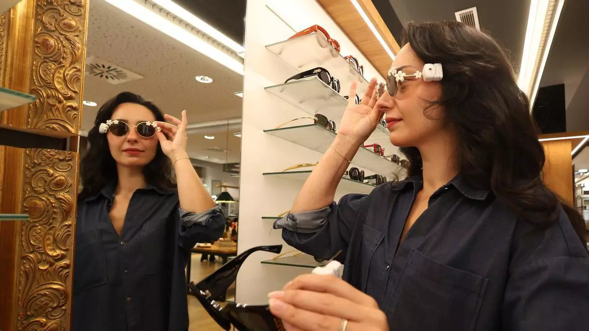 El aviso de las ópticas de Pontevedra sobre las gafas de sol baratas: «Es peor llevar unas sin filtro que no llevar nada»