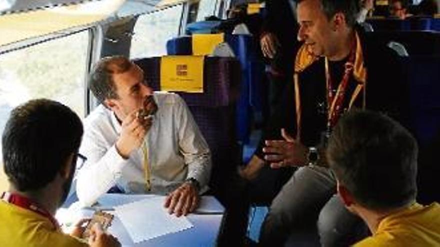 El gironí Àlex Casadevall amb els seus companys de grup rebent les explicacions d&#039;un mentor, ahir al tren.