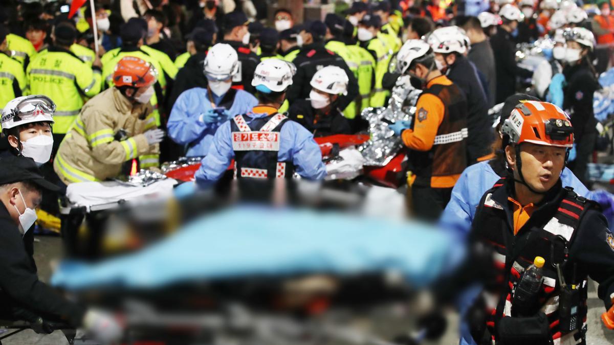 Rescatistas trabajan en el lugar del accidente de una estampida en Itaewon, un distrito de Seúl.