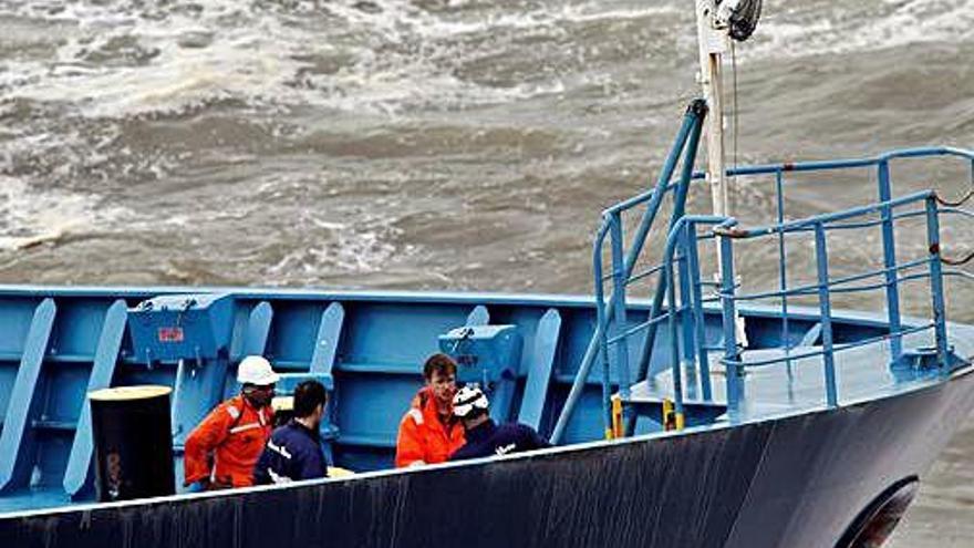 Técnicos del operativo y miembros de la tripulación ayer, a bordo del quimiquero &#039;Blue Star&#039;.