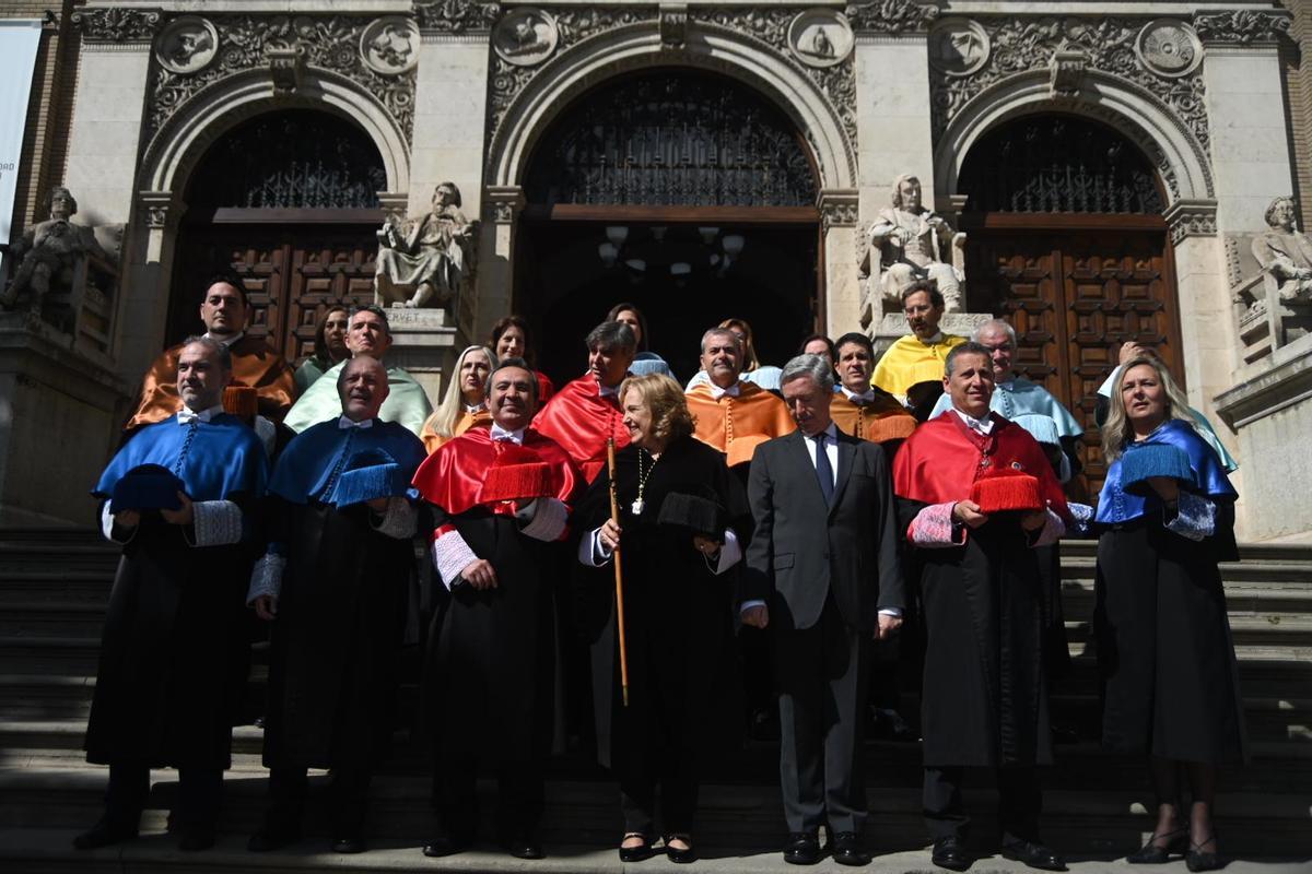 Rosa Bolea junto a su equipo de gobierno, este lunes, a las puertas del Paraninfo.