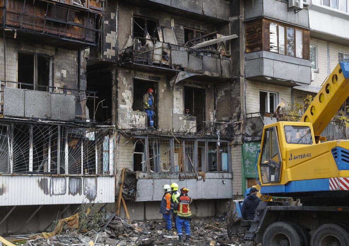 Kyiv (Ukraine), 26/10/2025.- Ukrainian rescuers work at the site of a Russian strike in Kyiv, Ukraine, 26 October 2025, amid the Russian invasion. At least three people were killed and more than 30 others injured, including seven children, after Russian forces launched an overnight attack on Kyiv, the National Police of Ukraine reported. (Rusia, Ucrania, Kiev) EFE/EPA/SERGEY DOLZHENKO