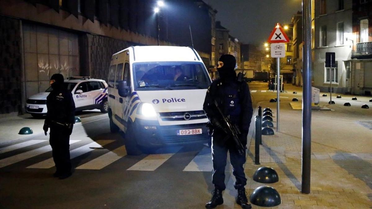 Agentes de policía belgas montan guardia durante una operación de seguridad en el distrito de Molenbeek, en Bruselas, el 18 de marzo del 2016.