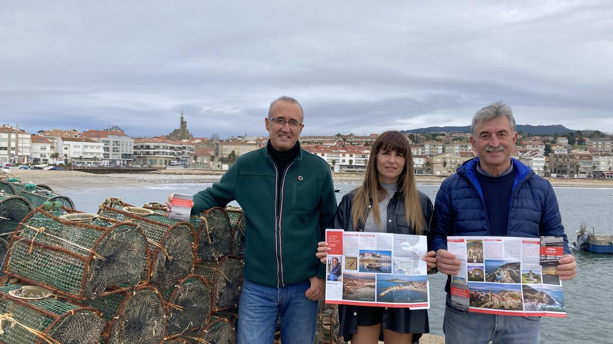 El alcalde, la edil de Turismo y el de Actividades Marítimas muestran el folleto en el puerto de Panxón.