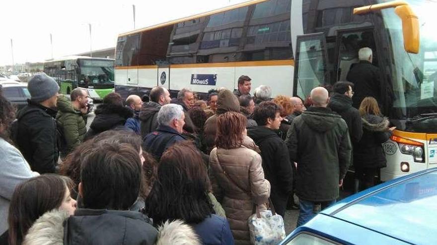 Pasajeros llenan en Vigo el autobús a O Morrazo.