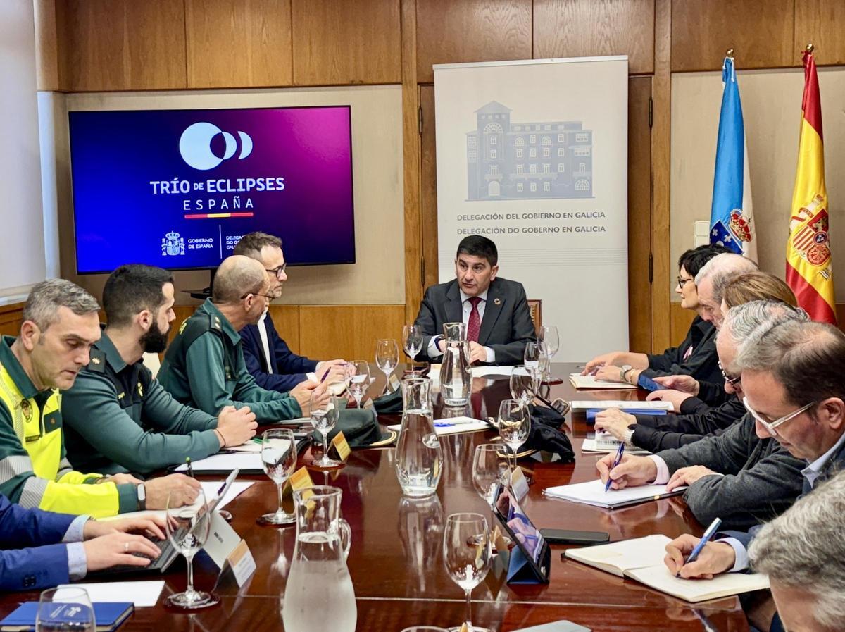 Blanco, durante la reunión para coordinar la jornada del eclipse