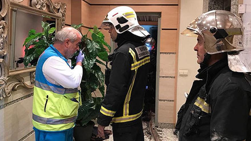 Bomberos y sanitarios que actuaron tras el incendio.