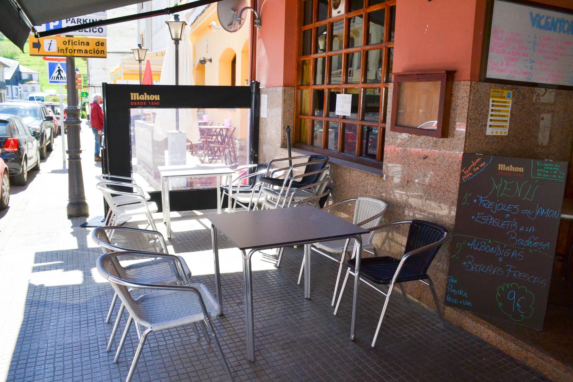 Zona de terraza en el bar restaurante Casa Vicentón en Navelgas, Tineo.