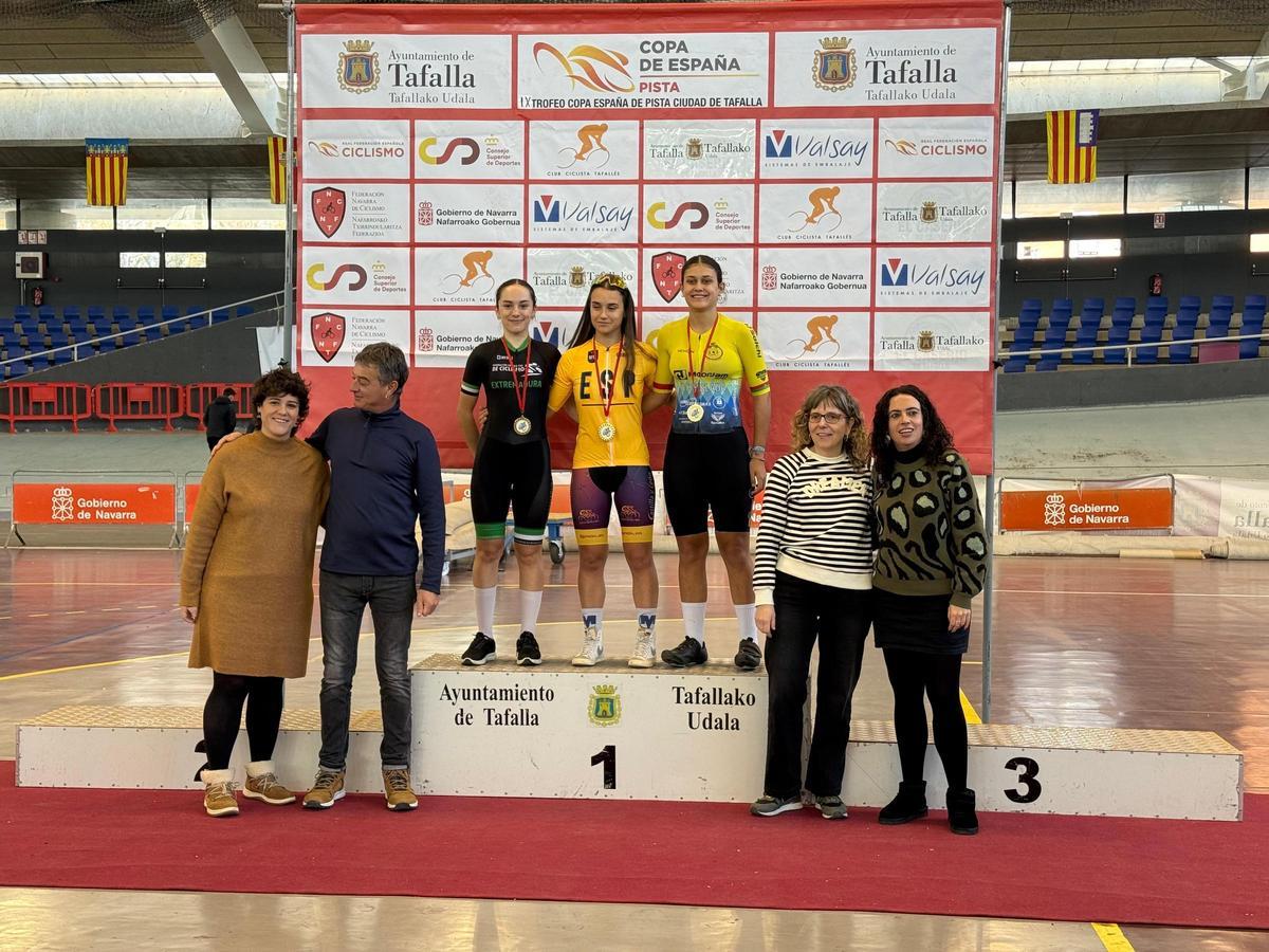 Laura Pérez, en el podio, a la izquierda.