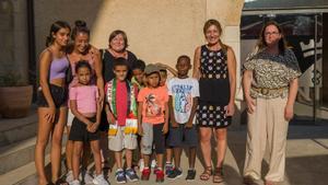 La alcaldesa y la concejala de cooperación con los niños y niñas saharauis