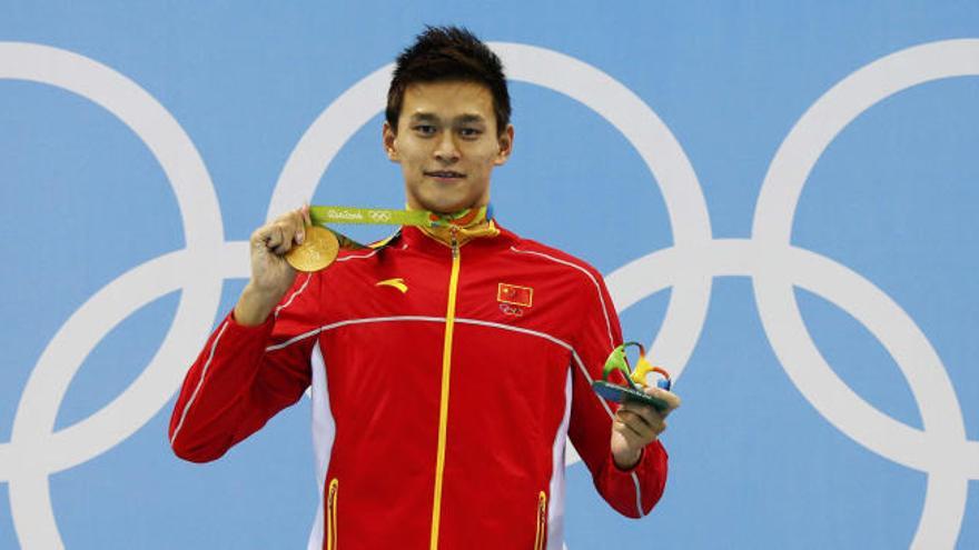 El chino Sun Yang con su medalla de oro.