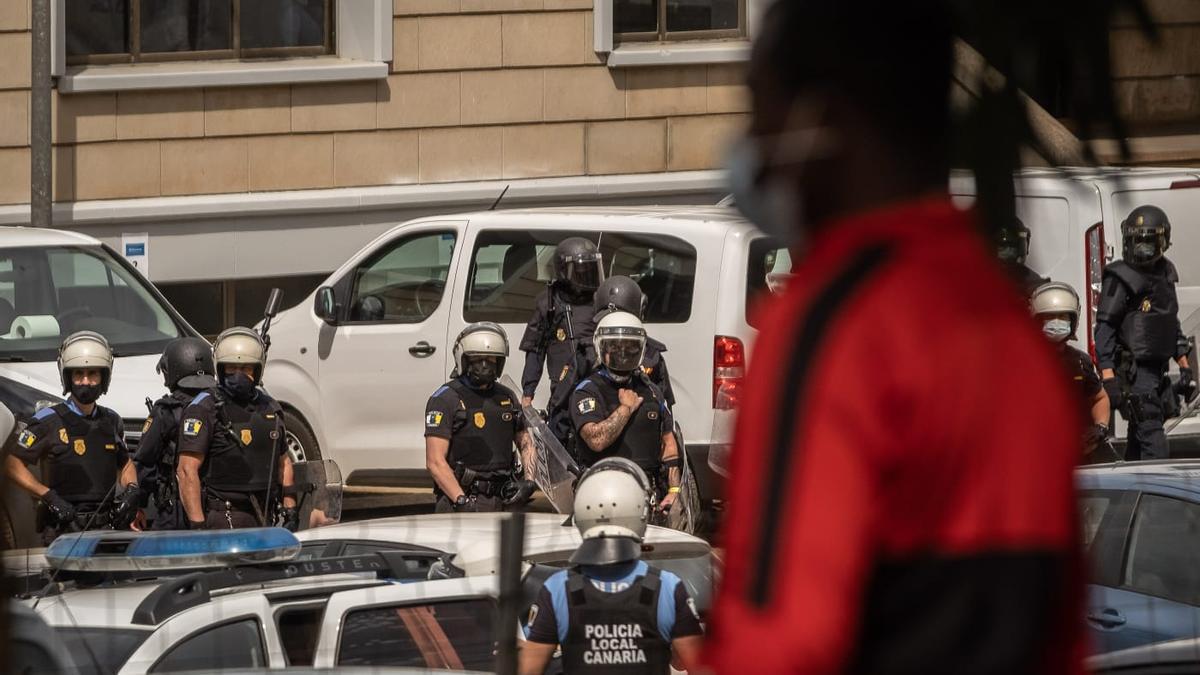 Varios migrantes detenidos tras otra protesta por la comida en Las Raíces