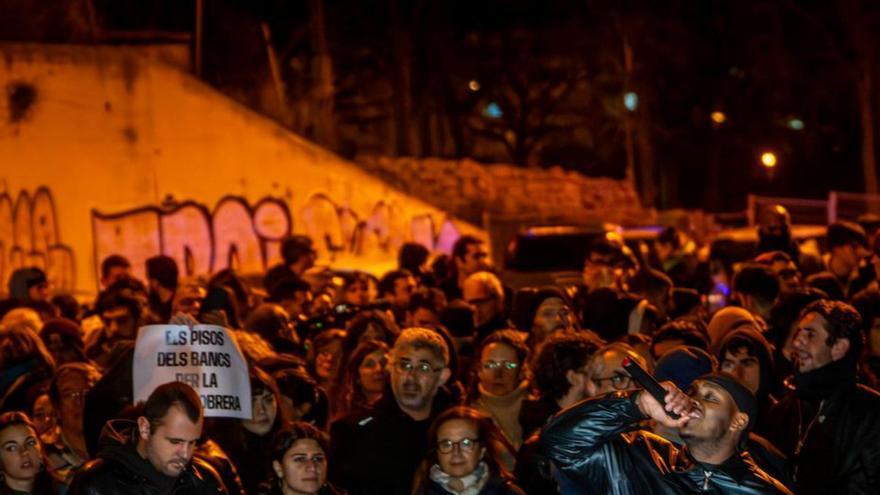 Manifestants a favor dels desallotjats de l’institut B9, ahir. | JORDI OTIX