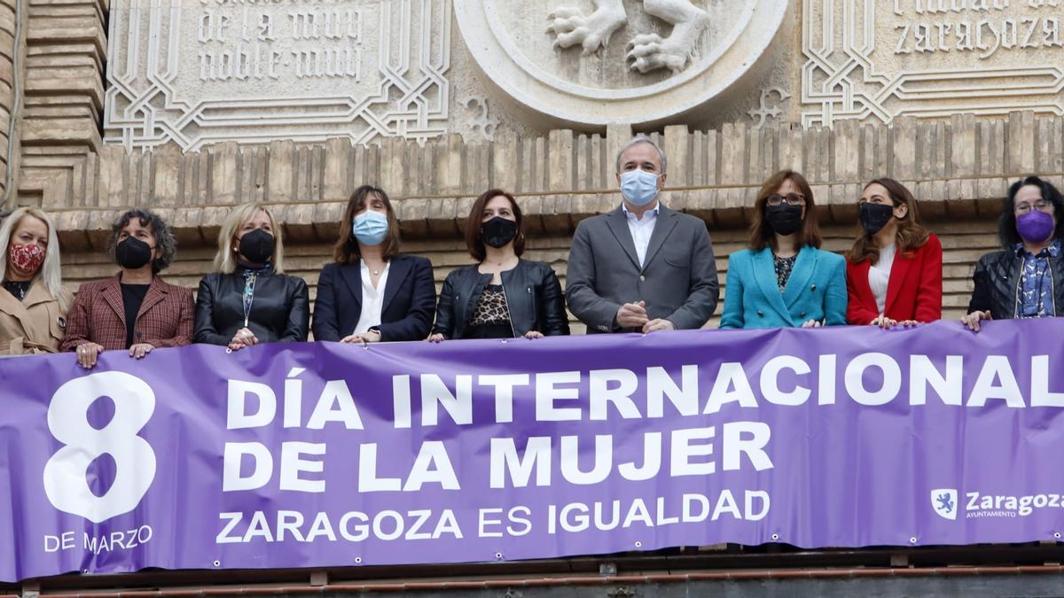 Solo Vox se ha ausentado del balcón del Ayuntamiento de Zaragoza, este martes