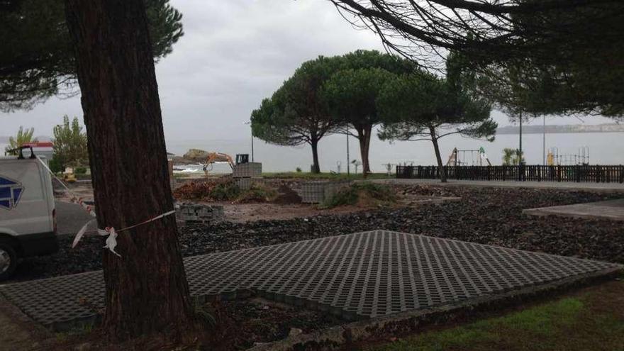 Estado de las obras en el aparcamiento de la playa de Areas.  // FdV