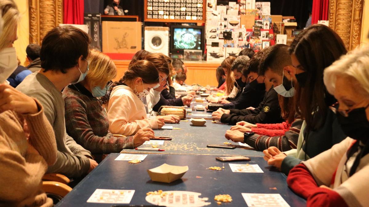 Diverses persones jugant a la quina de Palafrugell