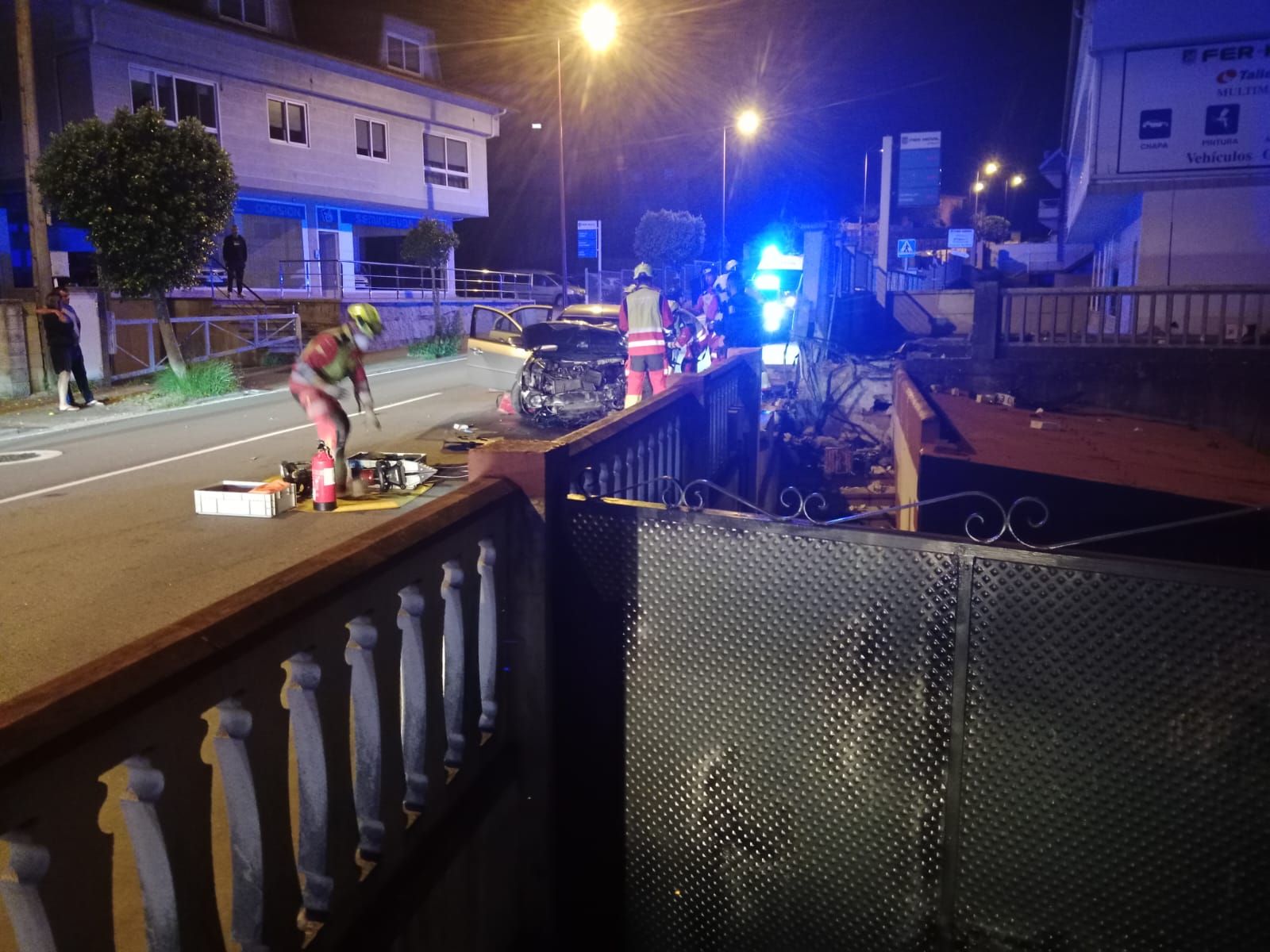 Choca con su vehículo contra el muro de una casa en Vigo y llama para que lo rescaten