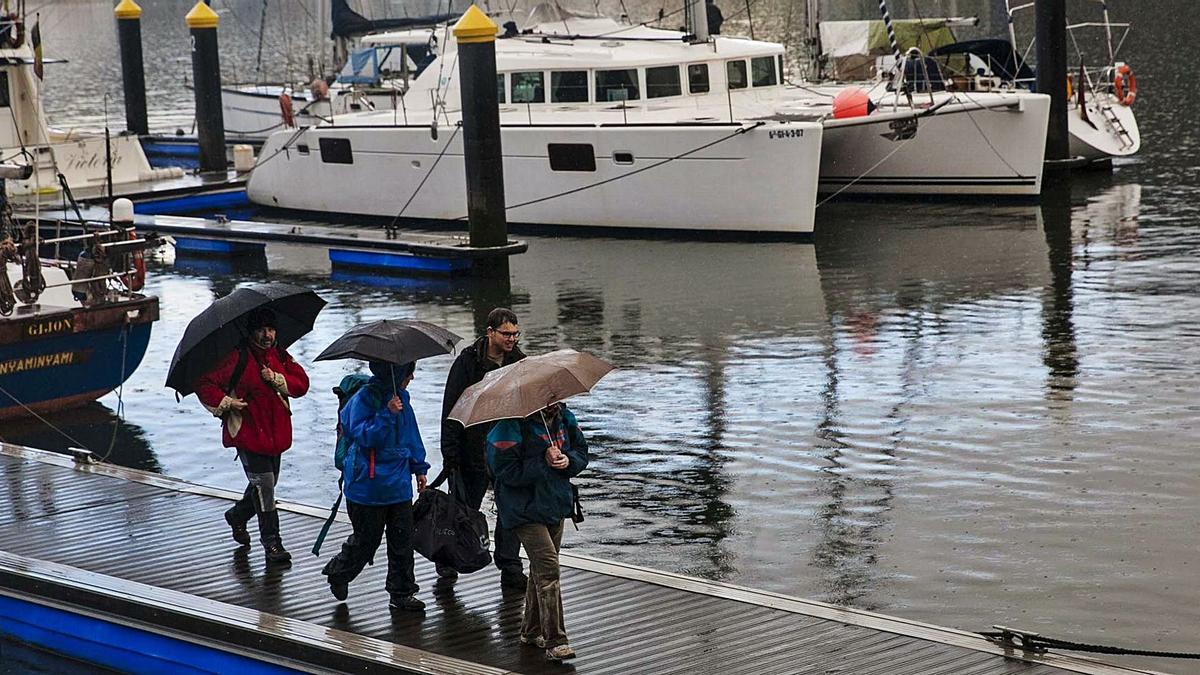 Un grupu de turistes nel puertu d&#039;Avilés, tres un percorríu en barcu pol cañón d&#039;Avilés en 2016.