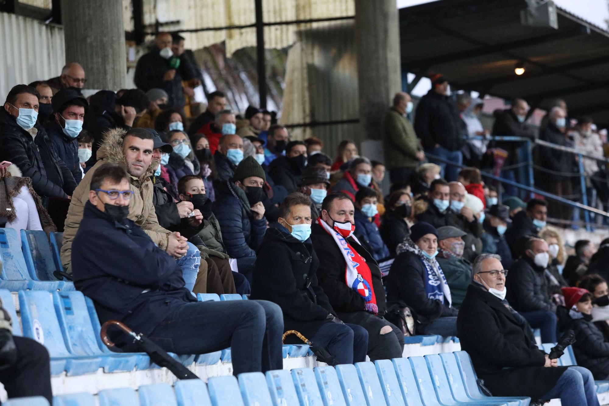 Las imágenes del partido de ida entre el Marino y el Llanera en Luanco (1-0)