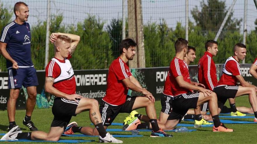 Wass, Nolito, Radoja, Jonny, Mallo y Aspas realizan un ejercicio de calentamiento durante un reciente entrenamiento del Celta en las instalaciones de A Madroa. // Ricardo Grobas