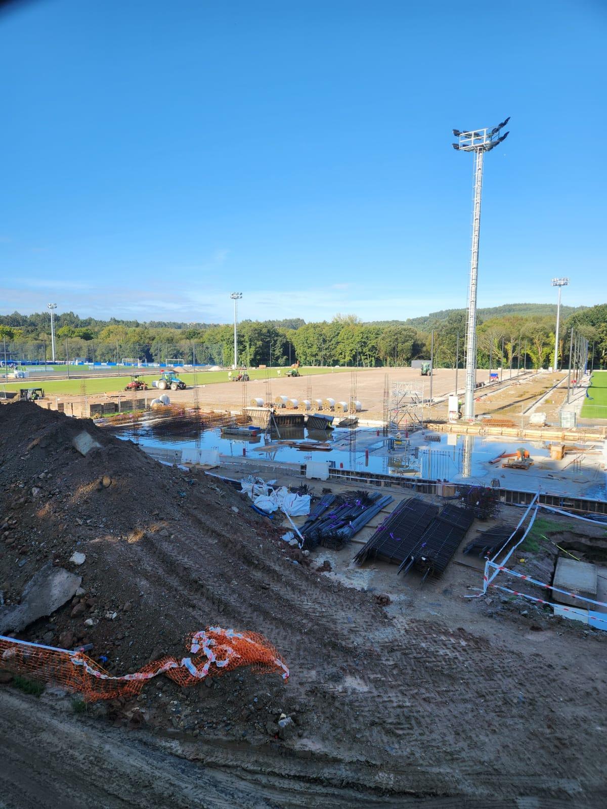 Obras en el césped principal y área para el campo del Fabril aún sin plantar