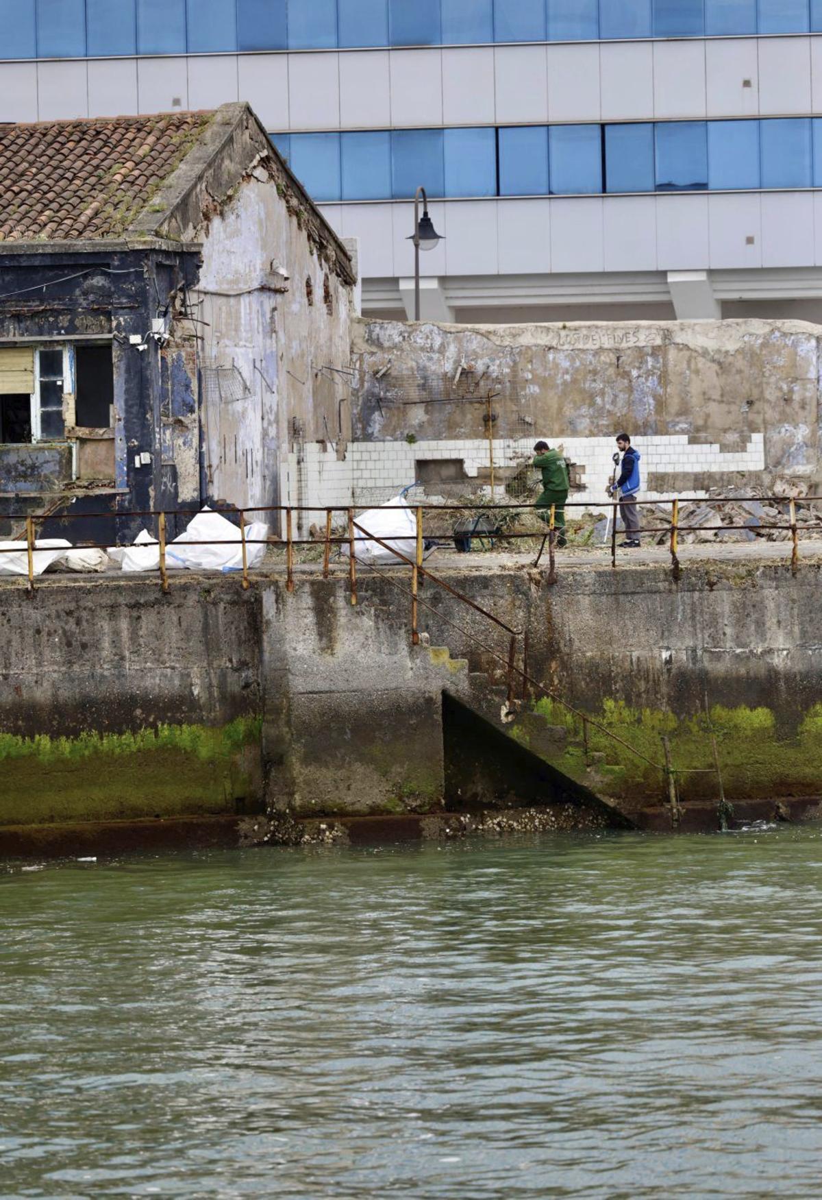 Dos operaciones durante los trabajos preliminares de limpieza de la zona de Naval Gijón propiedad de Pymar. | MARCOS LEÓN