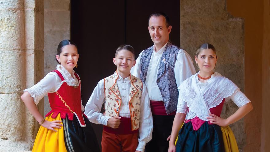 Telma Valero, Víctor López, Marcela Iranzo y Mario García, reinas y presidentes centrales.