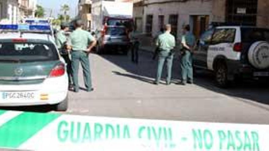 Agentes de la Guardia Civil vigilan el domicilio de Benejúzar (Alicante) donde anoche fueron encontrados los cadáveres de una mujer y un hombre, quien presuntamente mató a su mujer de varios disparos con una pistola y luego se suicidó. Según el alcalde de la localidad, Antonio Bernabé, y fuentes policiales entre las 21 y 21.15 horas de ayer, una de las hijas entró a la vivienda y se encontró en el salón con los cuerpos sin vida de su madre y de su padre.