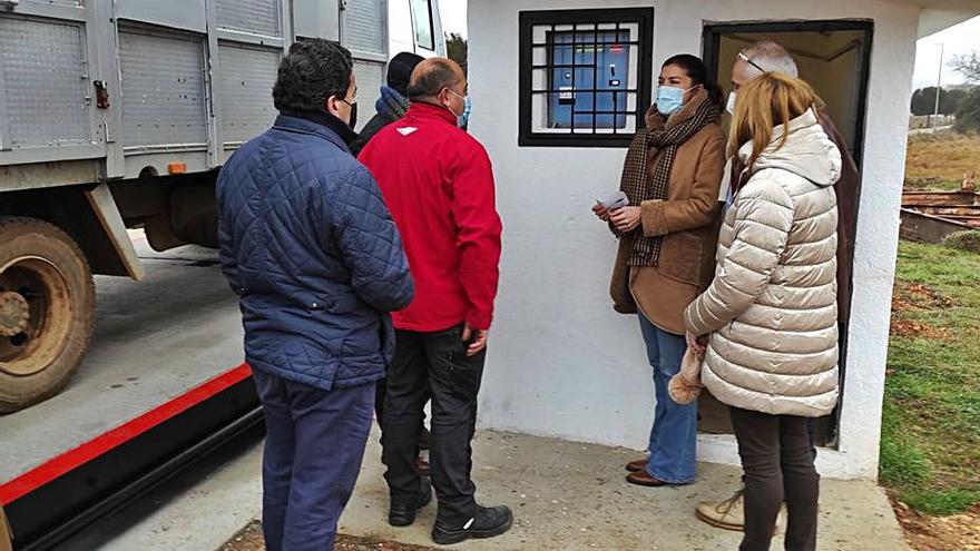 Los representantes públicos y usuarios de la báscula, en las instalaciones de Friera.