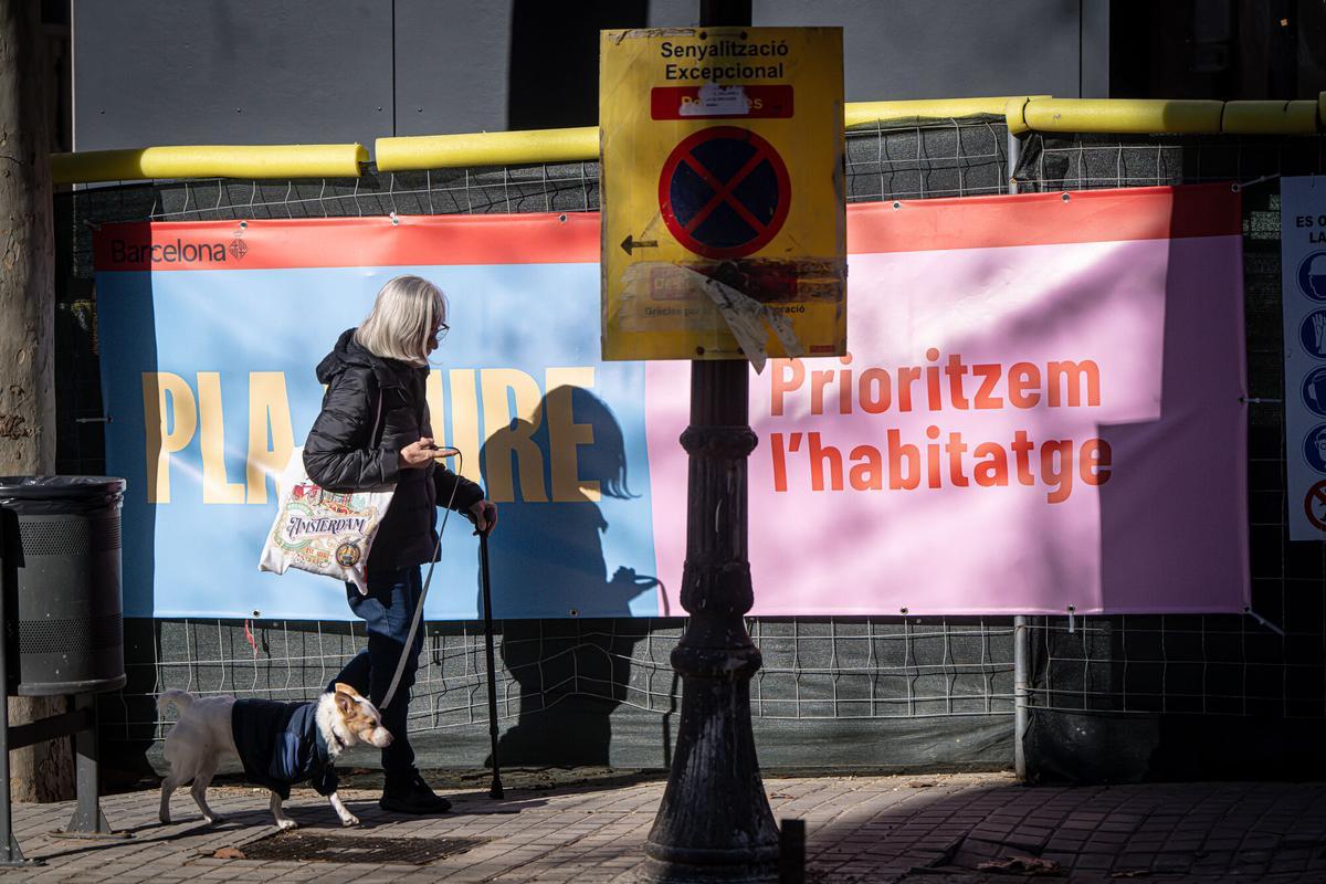 Operarios y voluntarios avanzan en los trabajos de construcción de WikiHousing, un innovador proyecto de vivienda colaborativa ubicado en un solar municipal del barrio de Poble-sec. Barcelona, 3 de febrero de 2026.