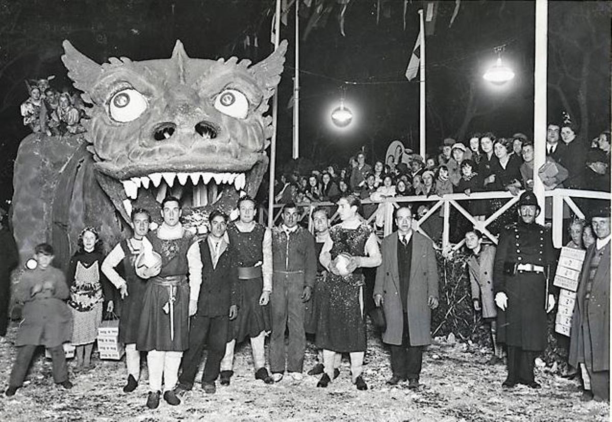 Paseo de Gràcia. La carroza "El dragón de Sigfrido", ganadora del primer premio en la rua de carnaval de 1933. Foto: Pérez de Rozas