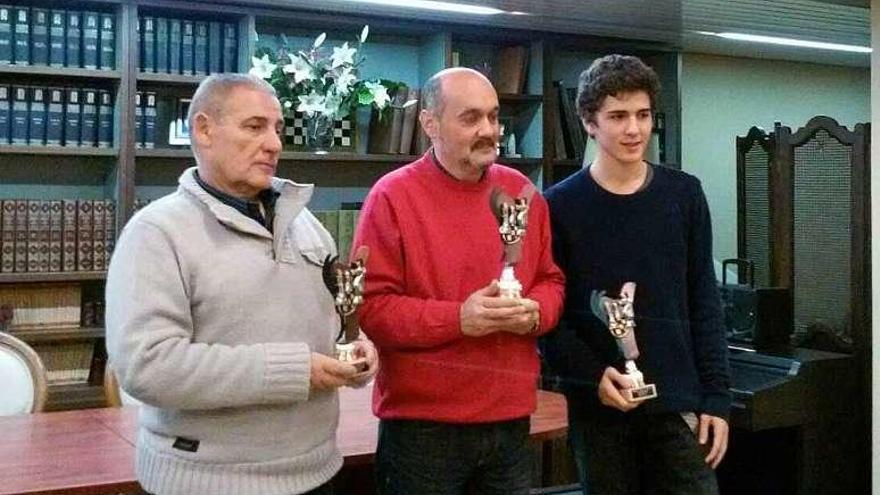 Joaquín Bello, Carlos Carrero y Brais Gerpe, con los trofeos.