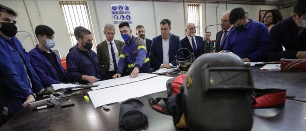 El presidente de la Xunta y el conselleiro de Educación visitan un centro de FP en A Coruña.