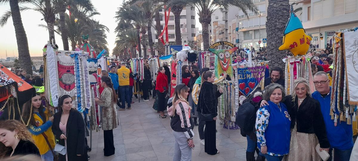 Los vecinos y visitantes disfrutan en Vinaròs del ambiente festivo del Carnaval 2023.