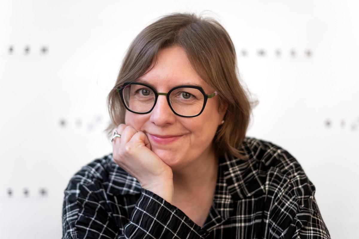 Antonia Hodgson, autora británica de 'The Raven Scholar', una fantasía épica, en la librería Gigamesh de Barcelona