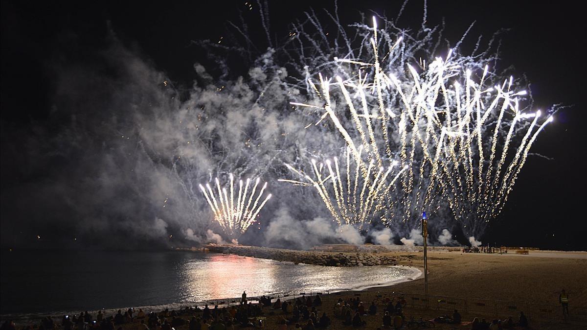 Fuegos artificiales en la playa de la Barceloneta.