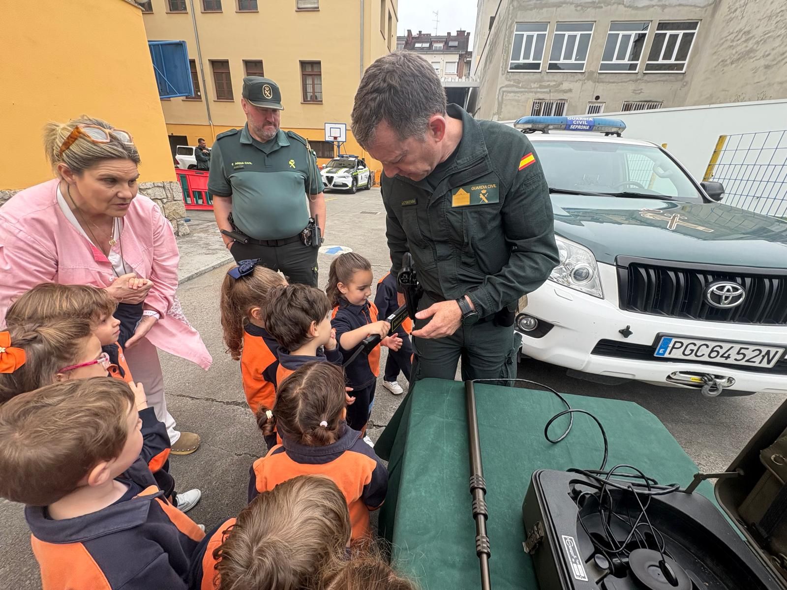 Exhibición de la Guardia Civil en el Colegio María Inmaculada de Laviana