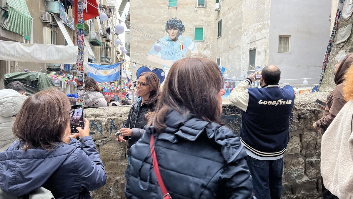 El precioso y popular mural de Diego Armando Maradona, ayer, en el Quartieri Spagnoli, de Nápoles.