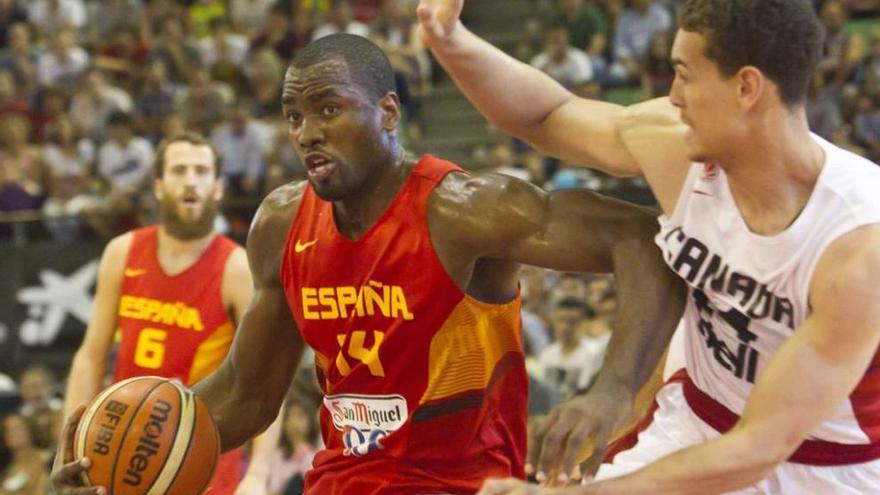 Ibaka, en un partido de la selección española contra Canadá, con Sergio Rodríguez al fondo.