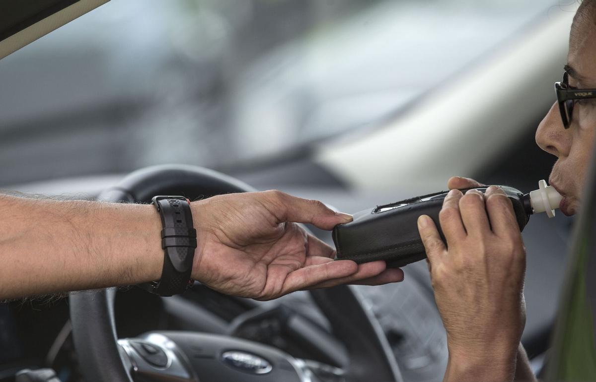 Una conductora realiza la prueba de alcoholemia.