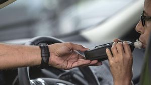 GRA066 VALENCIA, 12/08/2016.- Una conductora realiza la prueba de alcoholemia, esta mañana en la vía de servicio de la V-31 cerca de Valencia, en un control de la Guardia Civil de Tráfico con motivo de la campaña puesta en marcha por la DGT sobre control de la tasa de alcohol y presencia de drogas en conductores. EFE/Manuel Bruque
